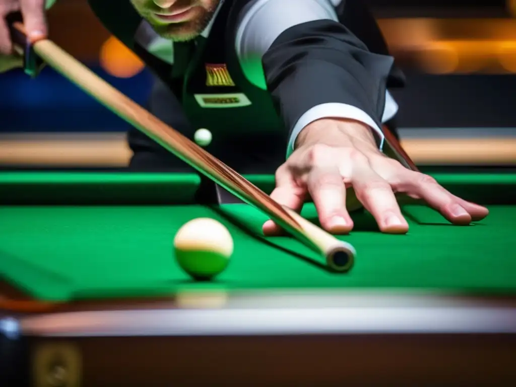 El ascenso de Judd Trump se refleja en su técnica y estilo al sostener el taco de billar, con un enfoque impresionante en la mesa verde.