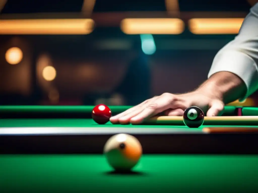 Un jugador de billar muestra determinación y concentración al manejar la presión en un torneo de billar.