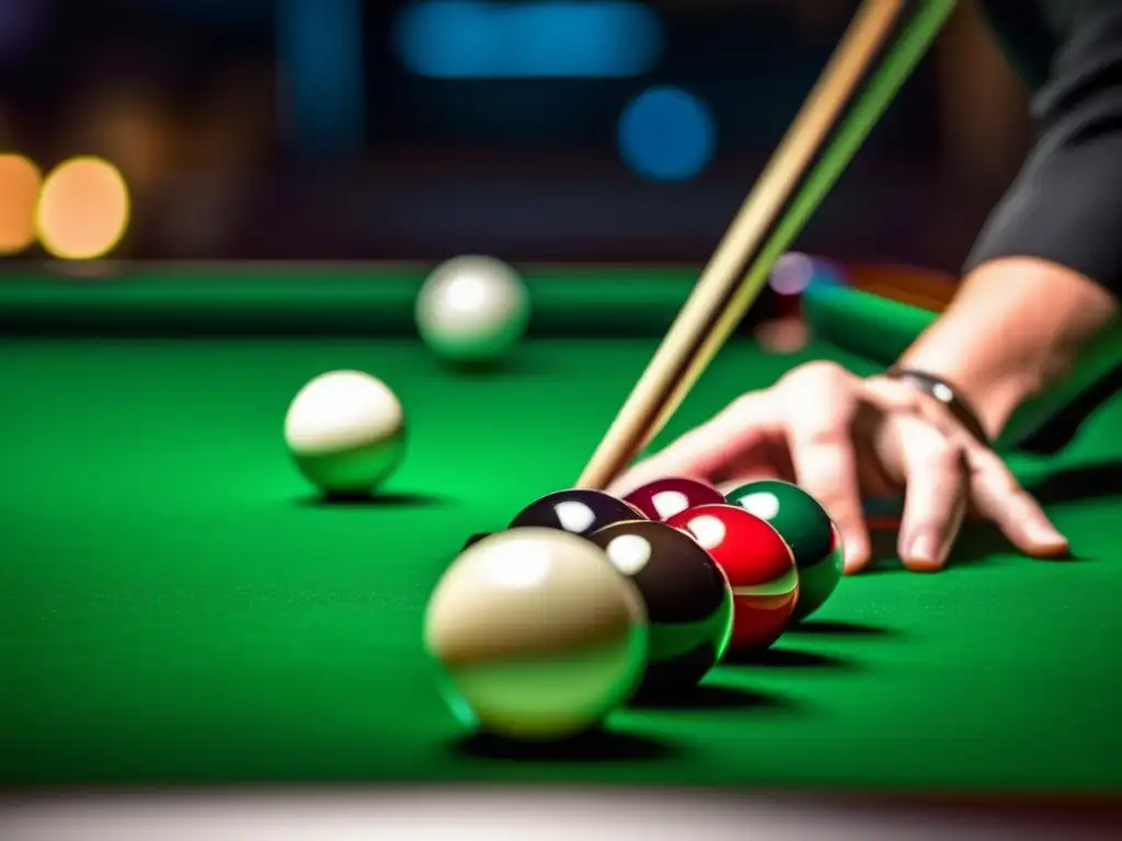 Concentración y determinación en la mirada de un jugador de billar, reflejando la mentalidad ganadora en billar.